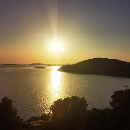 Aliara Jacuzzi 公寓